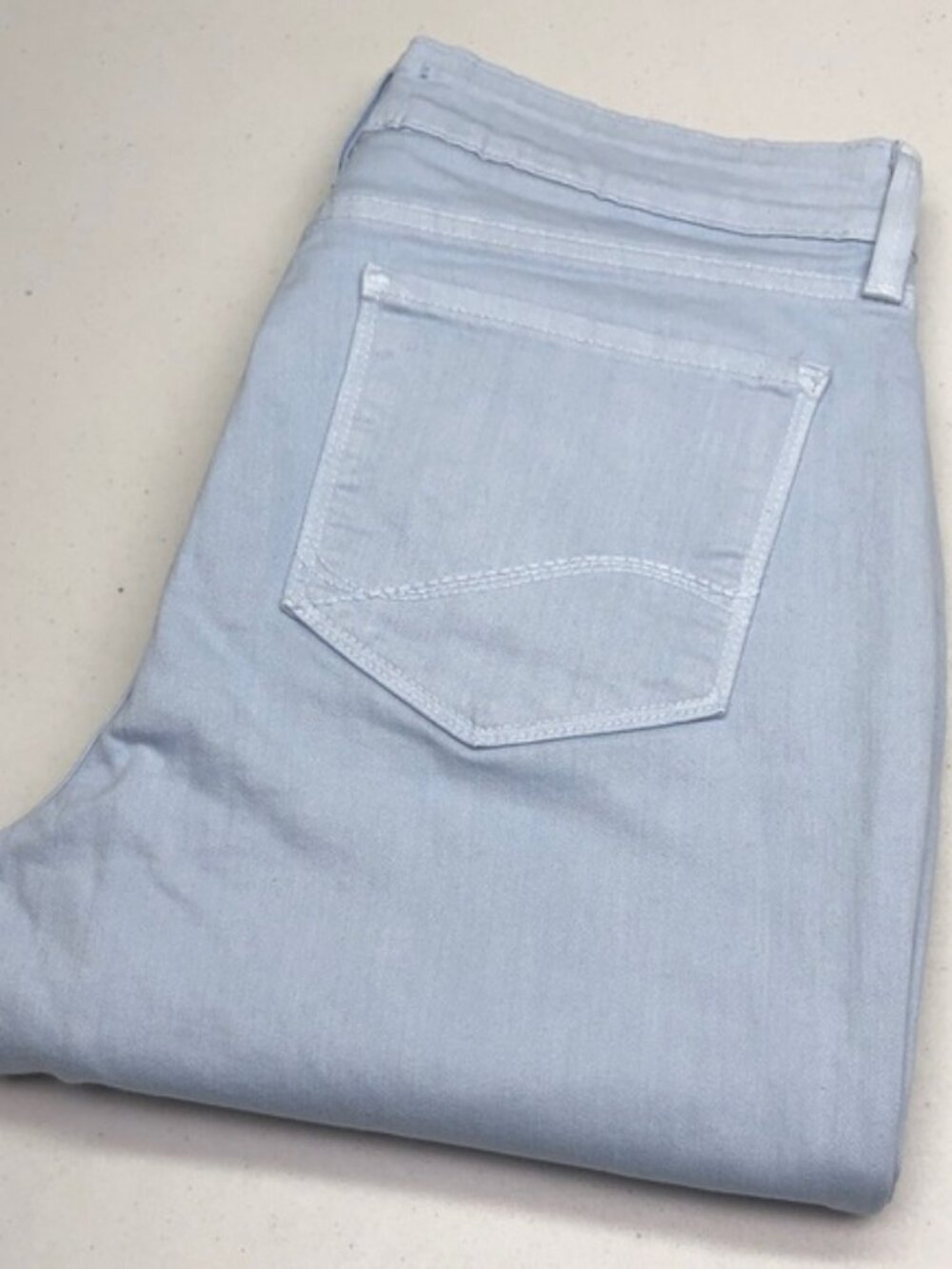 LIKE NEW NYDJ LIGHTWASH ANKLE CROP JEANS 6/28x26 ⭐️